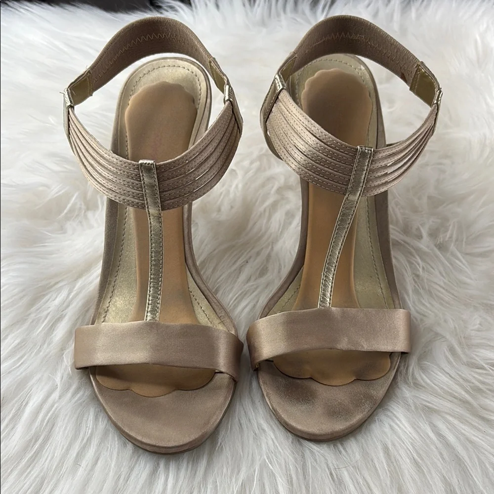 Kenneth Cole Gold Satin Heels T-Strap Design - Picture 4 of 7